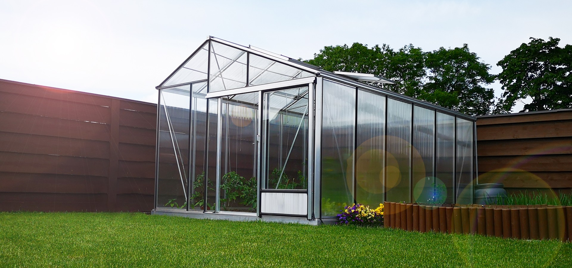 spesialt-drivhus-med-polikarbonat-Juna-uteluksus--1920x900-2