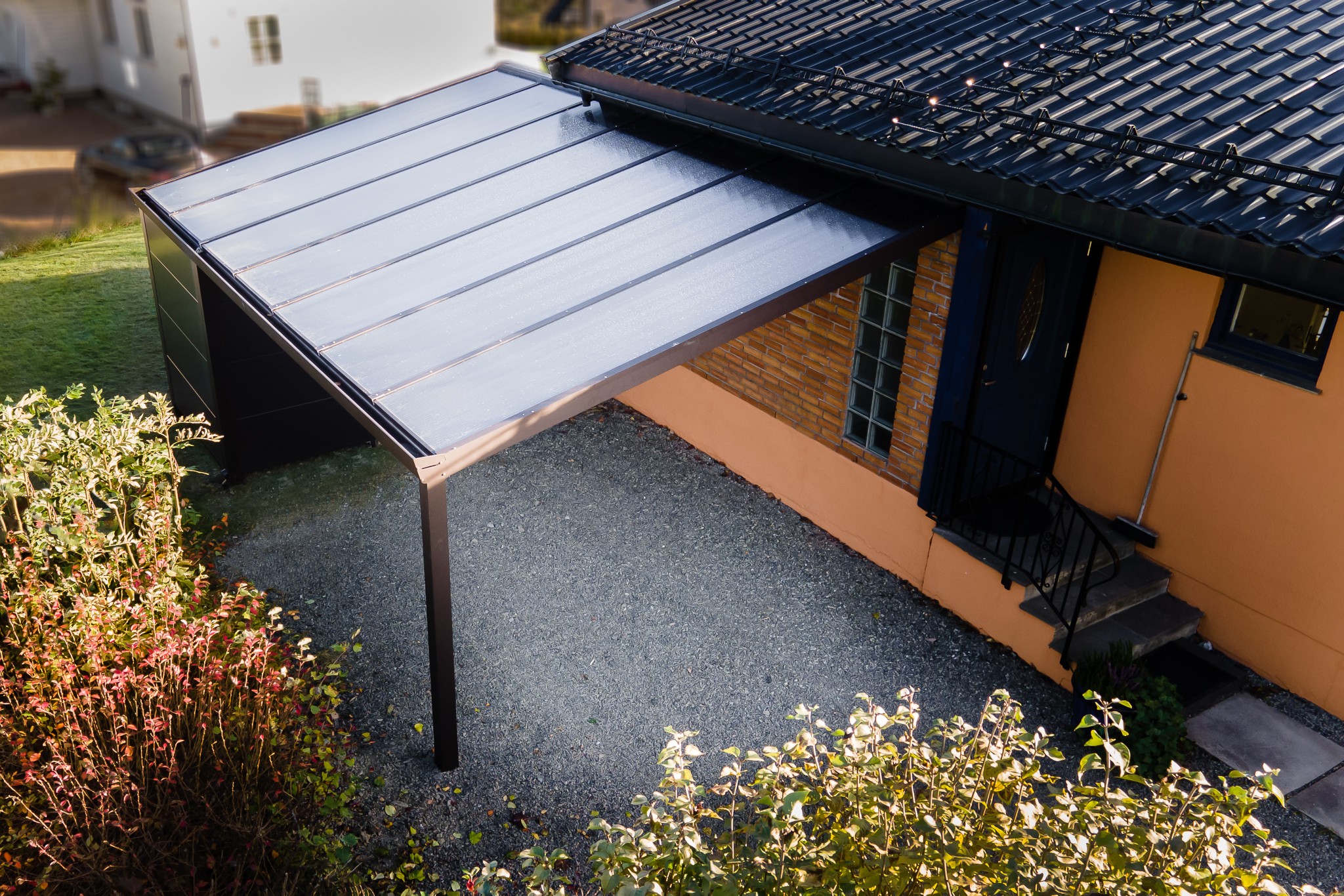 Carport med integrert redskapsbod og polikarbonat